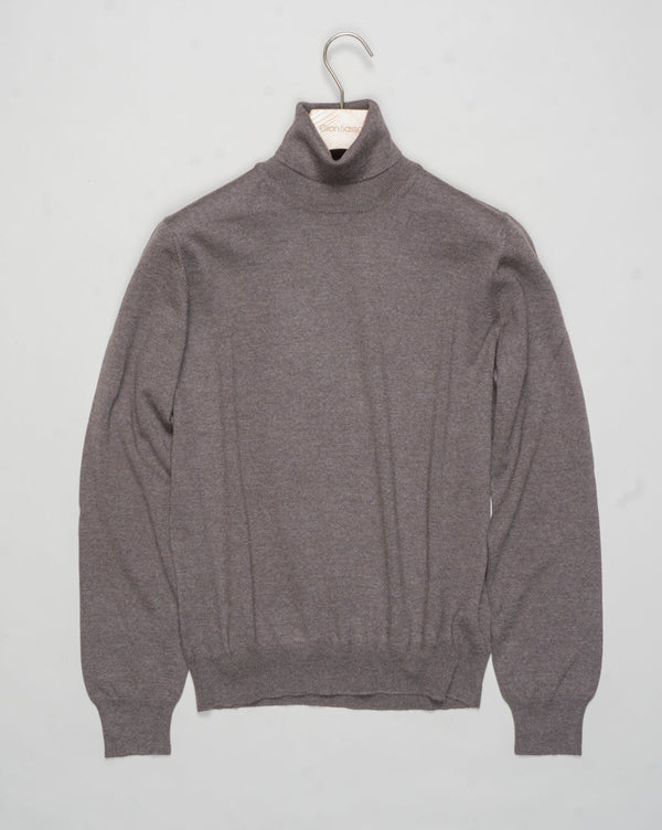 Art. 55157 14290
Col. 046 Taupe
100% Merino wool&nbsp;
Made in Italy Gran Sasso Merino Rollneck / Taupe&nbsp;