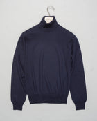 Art. 55157 14290
Col. 598 Navy
100% Merino wool 
Made in Italy Gran Sasso Merino Rollneck / Navy