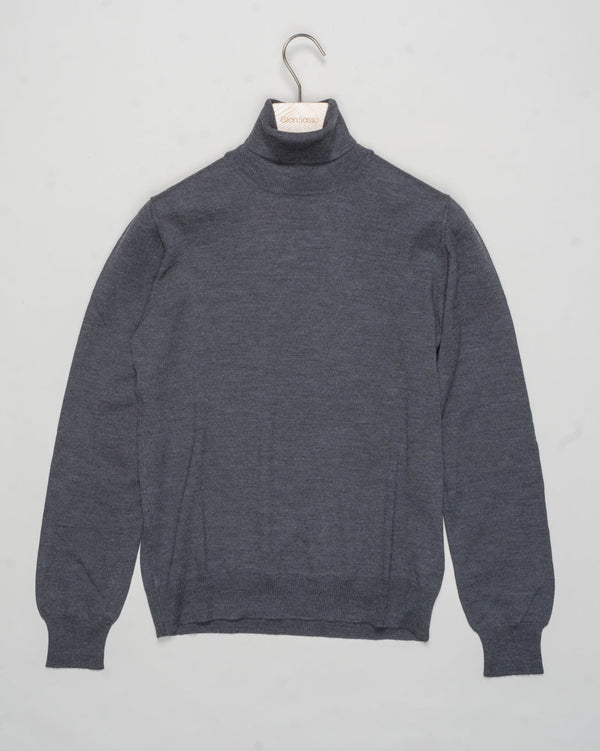 Art. 55157 14290
Col. 098 Anthracite
100% Merino wool&nbsp;
Made in Italy Gran Sasso Merino Rollneck / Anthracite