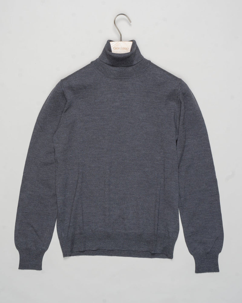 Art. 55157 14290
Col. 098 Anthracite
100% Merino wool&nbsp;
Made in Italy Gran Sasso Merino Rollneck / Anthracite