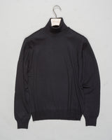 Art. 55157 14290
Col. 099 Black
100% Merino wool&nbsp;
Made in Italy Gran Sasso Merino Rollneck / Black
