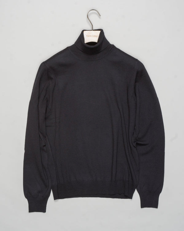 Art. 55157 14290
Col. 099 Black
100% Merino wool&nbsp;
Made in Italy Gran Sasso Merino Rollneck / Black