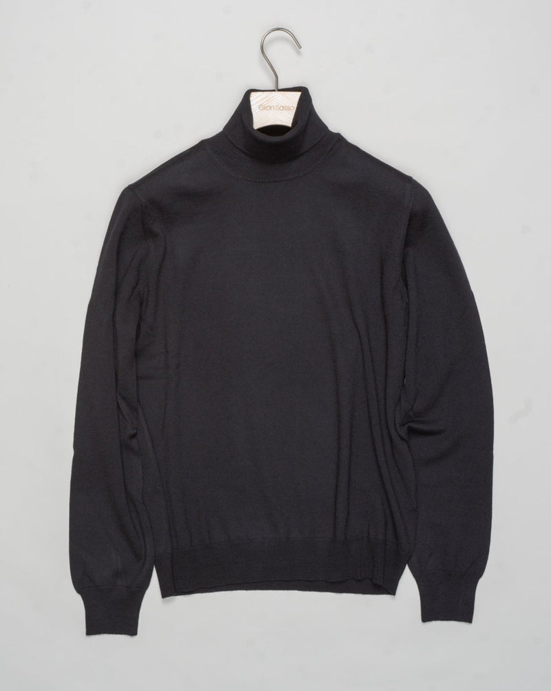 Art. 55157 14290
Col. 099 Black
100% Merino wool&nbsp;
Made in Italy Gran Sasso Merino Rollneck / Black