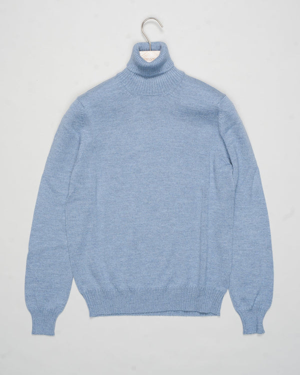 Art. 23197/14212
Col 530 Light blue
100% Merino wool
Made in Italy Gran Sasso Ribbed Collar Rollneck / Light Blue