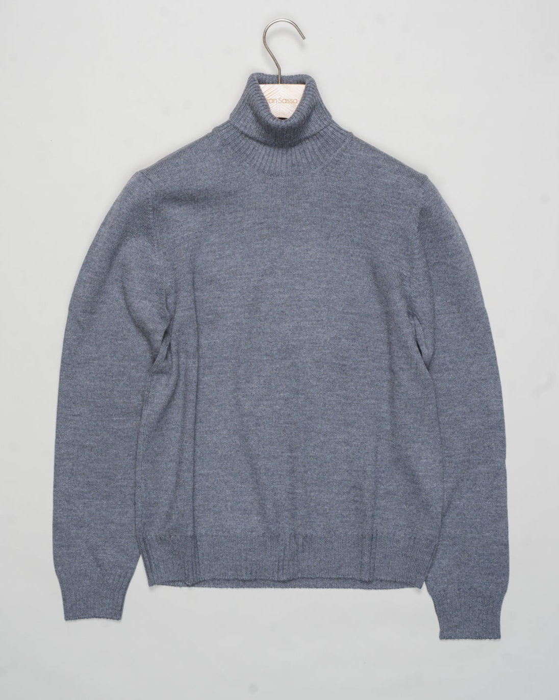 Art. 23197/14212
Col 088 Mid gray
100% Merino wool
Made in Italy Gran Sasso Ribbed Collar Rollneck / Grey
