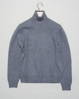 Art. 23197/14212
Col 088 Mid gray
100% Merino wool
Made in Italy Gran Sasso Ribbed Collar Rollneck / Grey