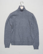 Art. 23197/14212
Col 088 Mid gray
100% Merino wool
Made in Italy Gran Sasso Ribbed Collar Rollneck / Grey