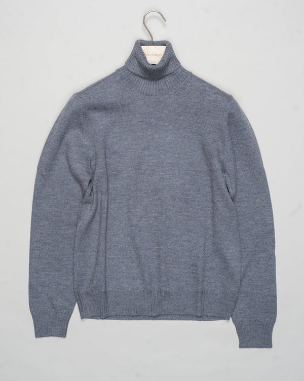 Art. 23197/14212
Col 088 Mid gray
100% Merino wool
Made in Italy Gran Sasso Ribbed Collar Rollneck / Grey