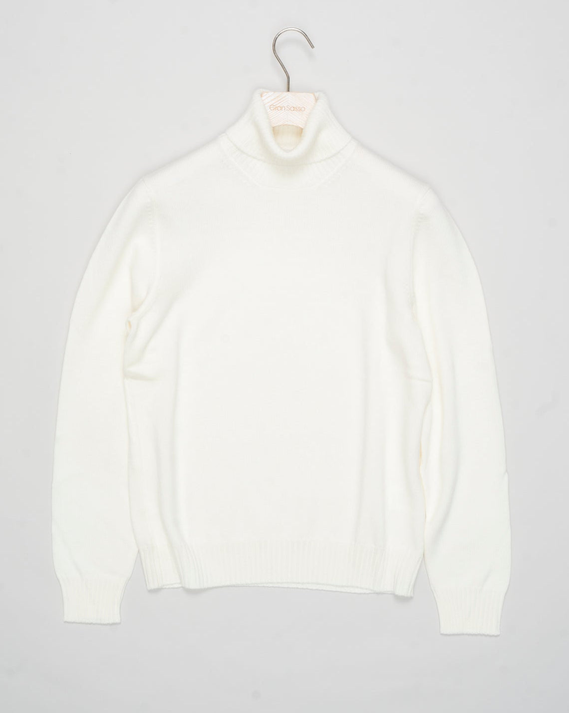 Art. 23197/14212
Col 005 Panna / Off white
100% Merino wool
Made in Italy Gran Sasso Ribbed Collar Rollneck / Off White