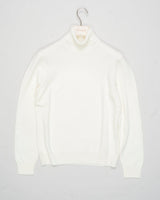 Art. 23197/14212
Col 005 Panna / Off white
100% Merino wool
Made in Italy Gran Sasso Ribbed Collar Rollneck / Off White