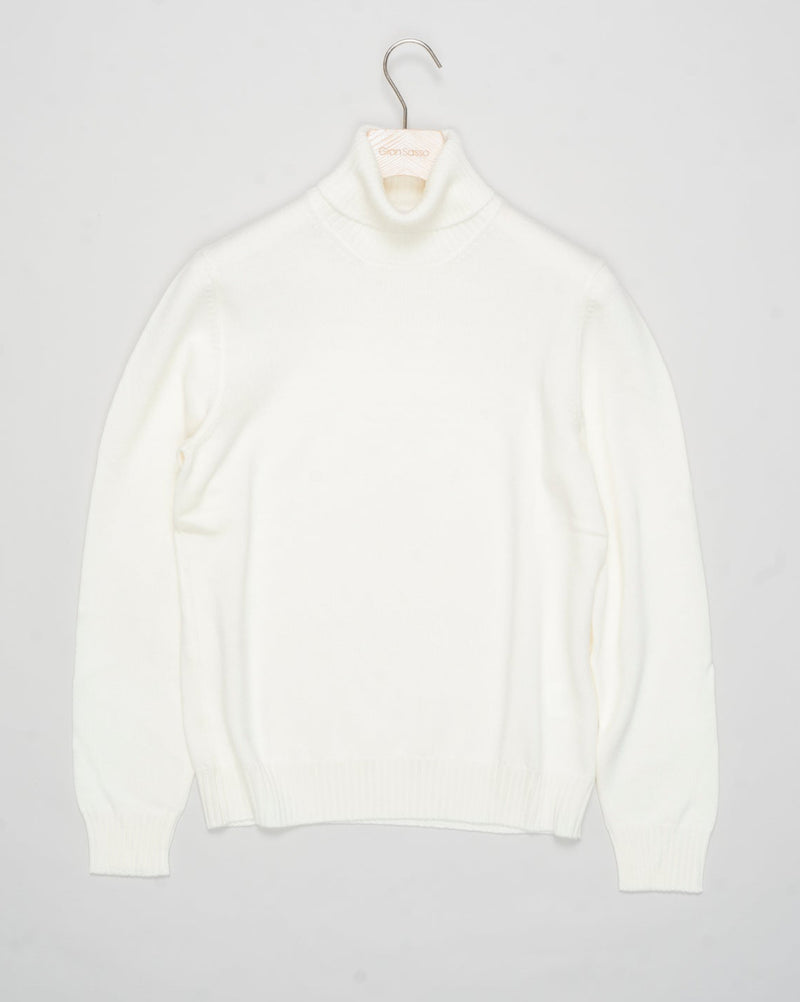 Art. 23197/14212
Col 005 Panna / Off white
100% Merino wool
Made in Italy Gran Sasso Ribbed Collar Rollneck / Off White