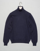Art. 23197/14212
Col 598 Navy
100% Merino wool
Made in Italy Gran Sasso Ribbed Collar Rollneck / Navy