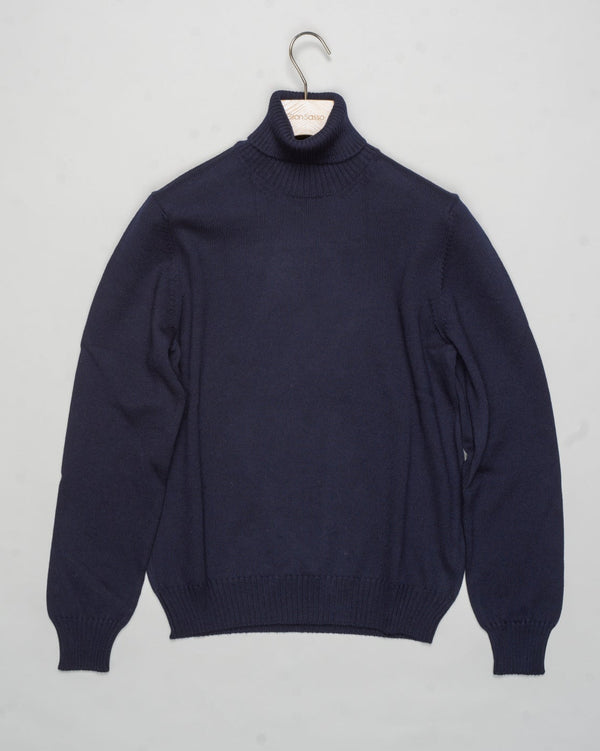 Art. 23197/14212
Col 598 Navy
100% Merino wool
Made in Italy Gran Sasso Ribbed Collar Rollneck / Navy
