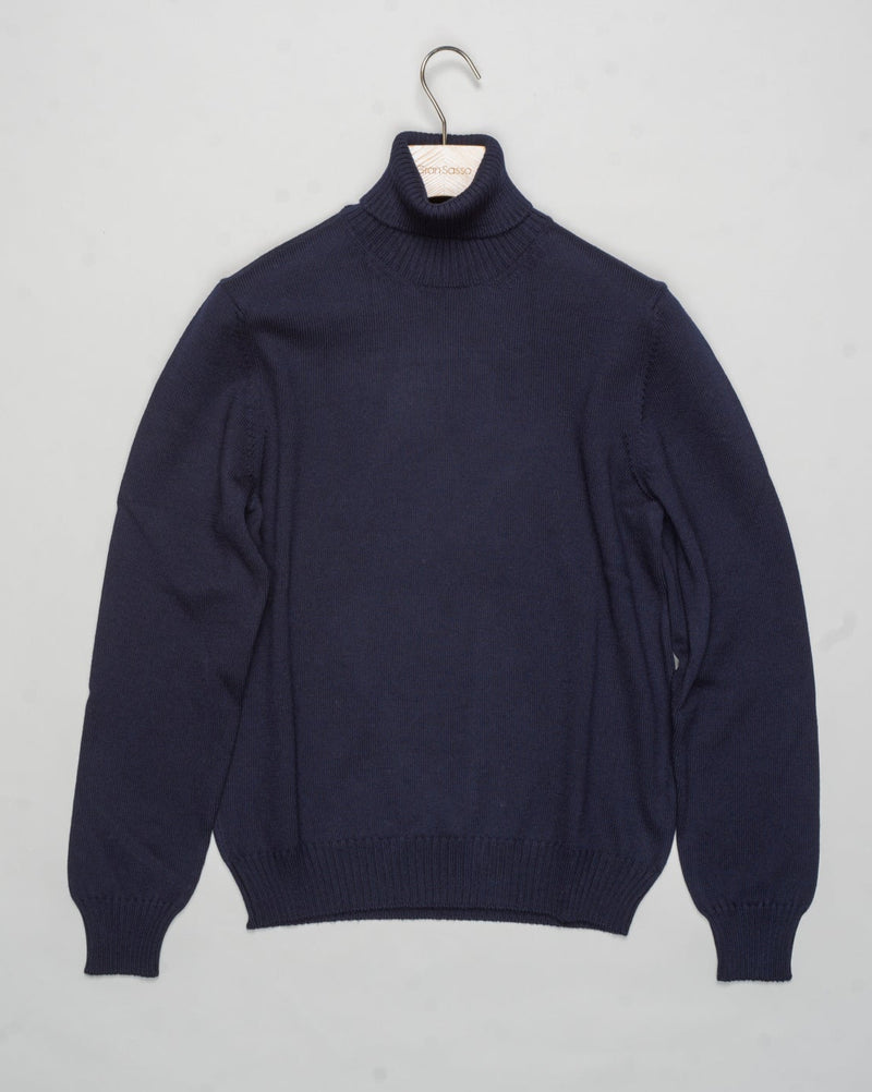 Art. 23197/14212
Col 598 Navy
100% Merino wool
Made in Italy Gran Sasso Ribbed Collar Rollneck / Navy