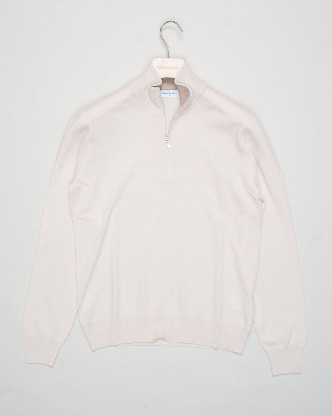 Art. 55126 19690
Col 113 &nbsp;/ Off white
Composition 80% wo 10% ws 10%vi
12 gauge
Made in Italy Gran Sasso Wool & Cashmere Half-Zip / Off White