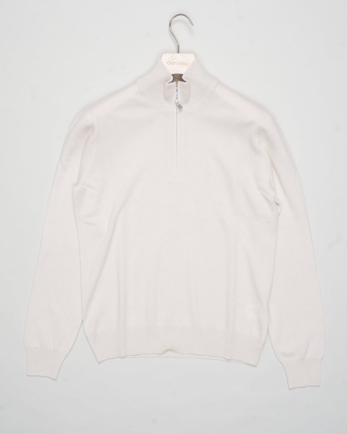 Art. 55126 19690
Col 113 &nbsp;/ Off white
Composition 80% wo 10% ws 10%vi
12 gauge
Made in Italy Gran Sasso Wool & Cashmere Half-Zip / Off White