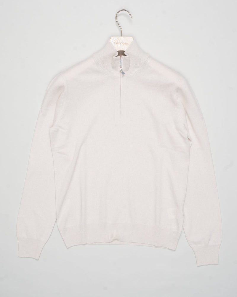 Art. 55126 19690
Col 113 &nbsp;/ Off white
Composition 80% wo 10% ws 10%vi
12 gauge
Made in Italy Gran Sasso Wool &amp; Cashmere Half-Zip / Off White