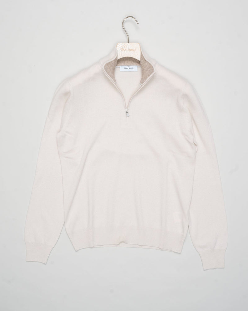 Art. 55126 19690
Col 113 &nbsp;/ Off white
Composition 80% wo 10% ws 10%vi
12 gauge
Made in Italy Gran Sasso Wool &amp; Cashmere Half-Zip / Off White