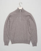 Art. 55126 19690
Col 039 / Light taupe
Composition 80% wo 10% ws 10%vi
12 gauge
Made in Italy
Gran Sasso Wool & Cashmere Half-Zip / Light Taupe
