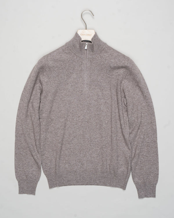 Art. 55126 19690
Col 039 / Light taupe
Composition 80% wo 10% ws 10%vi
12 gauge
Made in Italy
Gran Sasso Wool &amp; Cashmere Half-Zip / Light Taupe
