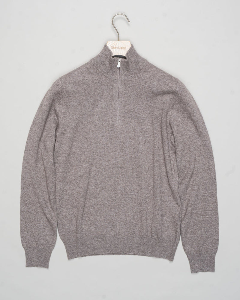 Art. 55126 19690
Col 039 / Light taupe
Composition 80% wo 10% ws 10%vi
12 gauge
Made in Italy
Gran Sasso Wool &amp; Cashmere Half-Zip / Light Taupe

