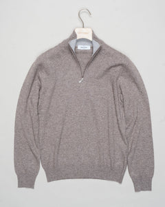 Art. 55126 19690
Col 039 / Light taupe
Composition 80% wo 10% ws 10%vi
12 gauge
Made in Italy
Gran Sasso Wool &amp; Cashmere Half-Zip / Light Taupe
