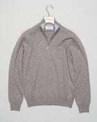 Art. 55126 19690
Col 039 / Light taupe
Composition 80% wo 10% ws 10%vi
12 gauge
Made in Italy
Gran Sasso Wool & Cashmere Half-Zip / Light Taupe
