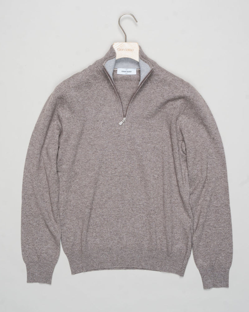 Art. 55126 19690
Col 039 / Light taupe
Composition 80% wo 10% ws 10%vi
12 gauge
Made in Italy
Gran Sasso Wool &amp; Cashmere Half-Zip / Light Taupe
