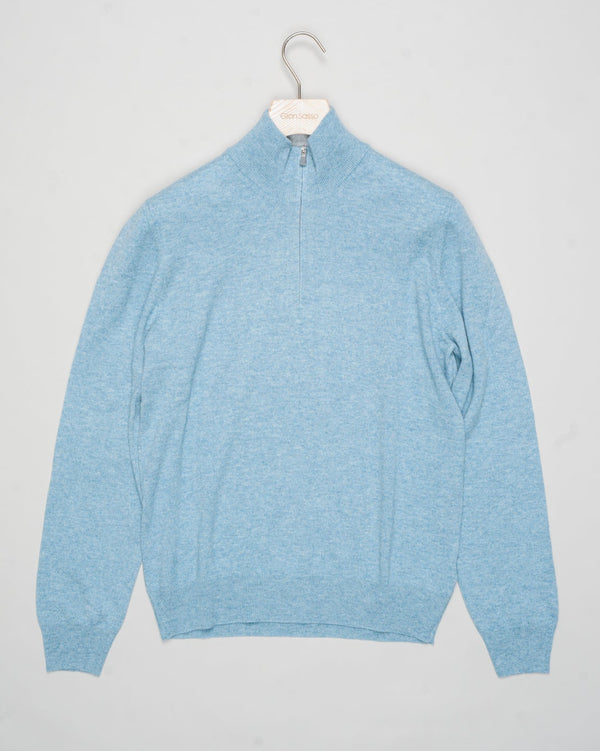 Art. 55126 19690
Col 523 / Ice blue
Composition 80% wo 10% ws 10%vi
12 gauge
Made in Italy Gran Sasso Wool &amp; Cashmere Half-Zip / Ice Blue