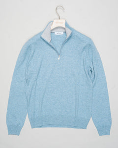 Art. 55126 19690
Col 523 / Ice blue
Composition 80% wo 10% ws 10%vi
12 gauge
Made in Italy Gran Sasso Wool &amp; Cashmere Half-Zip / Ice Blue