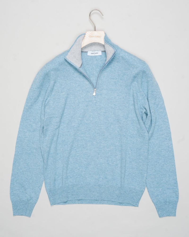 Art. 55126 19690
Col 523 / Ice blue
Composition 80% wo 10% ws 10%vi
12 gauge
Made in Italy Gran Sasso Wool &amp; Cashmere Half-Zip / Ice Blue