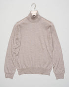 Art. 43163/15390
Col 020 / Light beige
Composition 70%ws, 30%se
Made in Italy Gran Sasso Cashmere & Silk Rollneck / Beige