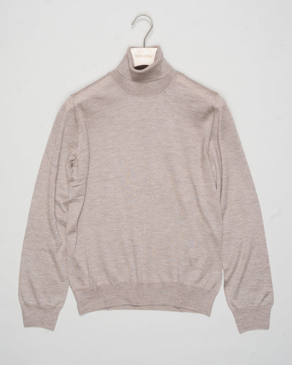 Art. 43163/15390
Col 020 / Light beige
Composition 70%ws, 30%se
Made in Italy Gran Sasso Cashmere &amp; Silk Rollneck / Beige