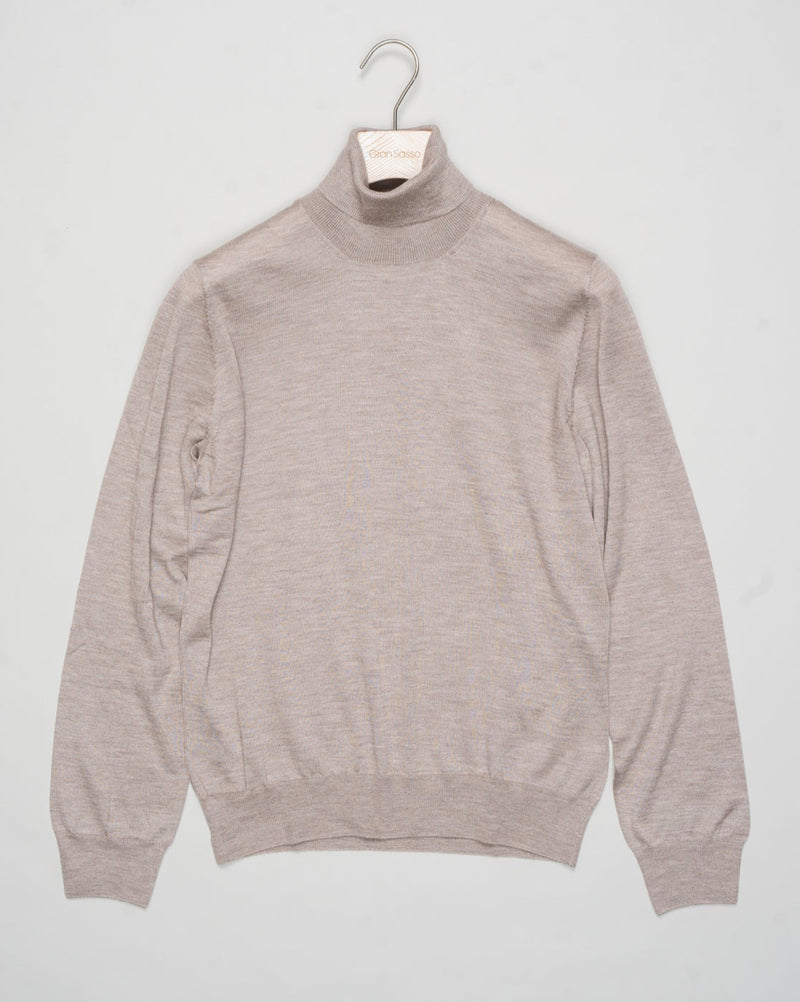 Art. 43163/15390
Col 020 / Light beige
Composition 70%ws, 30%se
Made in Italy Gran Sasso Cashmere &amp; Silk Rollneck / Beige