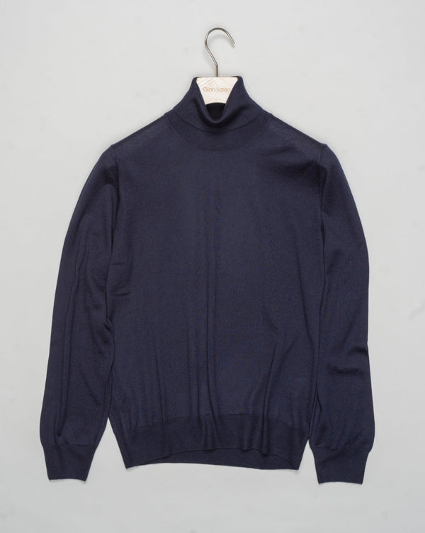 Art. 43163/15390
Col 598 / Navy
Composition 70%ws, 30%se
Made in Italy Gran Sasso Cashmere &amp; Silk Rollneck / Navy