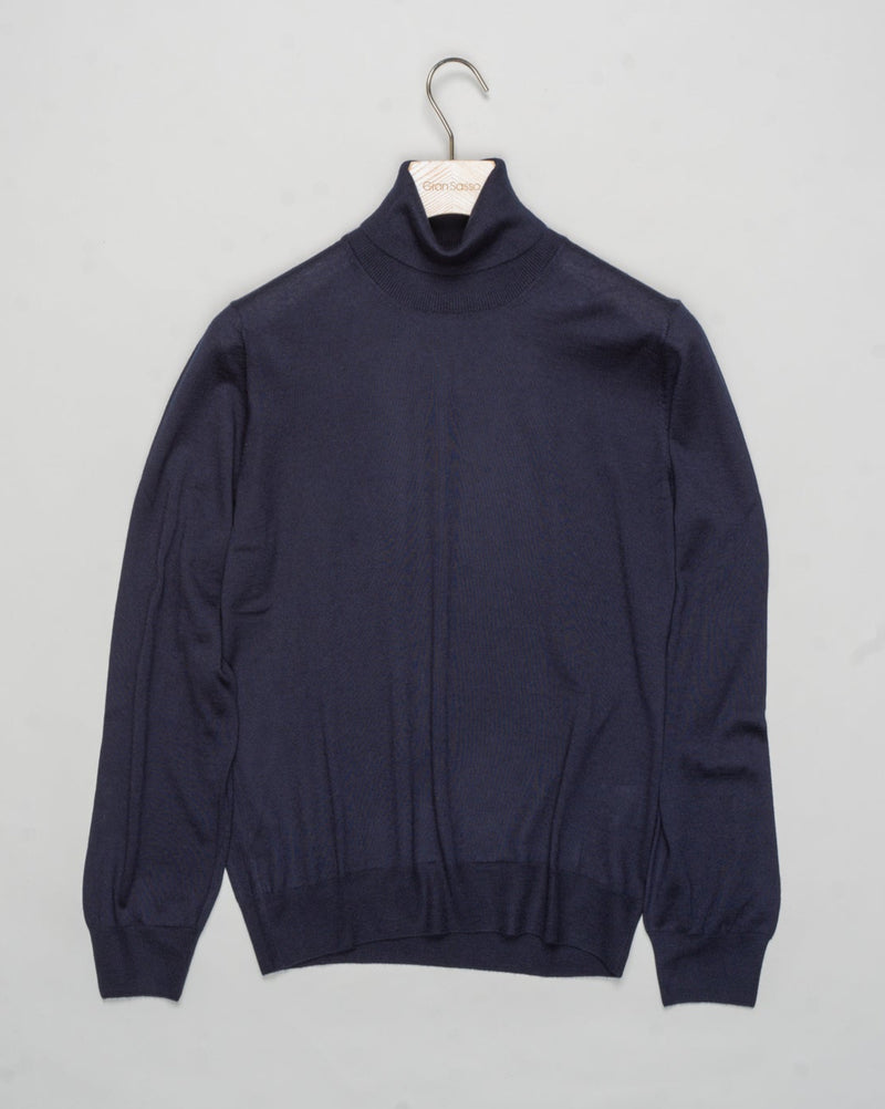 Art. 43163/15390
Col 598 / Navy
Composition 70%ws, 30%se
Made in Italy Gran Sasso Cashmere &amp; Silk Rollneck / Navy