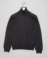 Art. 43163/15390
Col 099 / Black
Composition 70%ws, 30%se
Made in Italy Gran Sasso Cashmere &amp; Silk Rollneck / Black