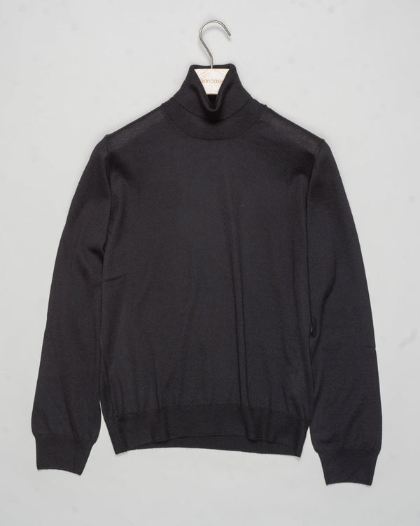 Art. 43163/15390
Col 099 / Black
Composition 70%ws, 30%se
Made in Italy Gran Sasso Cashmere &amp; Silk Rollneck / Black