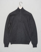 Art. 55126 19690
Col 098 / Antracite
Composition 80% wo 10% ws 10%vi
12 gauge
Made in Italy Gran Sasso Wool &amp; Cashmere Half-Zip / Anthracite