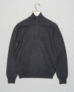 Art. 55126 19690
Col 098 / Antracite
Composition 80% wo 10% ws 10%vi
12 gauge
Made in Italy Gran Sasso Wool &amp; Cashmere Half-Zip / Anthracite