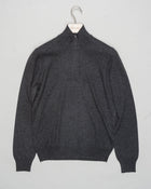 Art. 55126 19690
Col 098 / Antracite
Composition 80% wo 10% ws 10%vi
12 gauge
Made in Italy Gran Sasso Wool & Cashmere Half-Zip / Anthracite