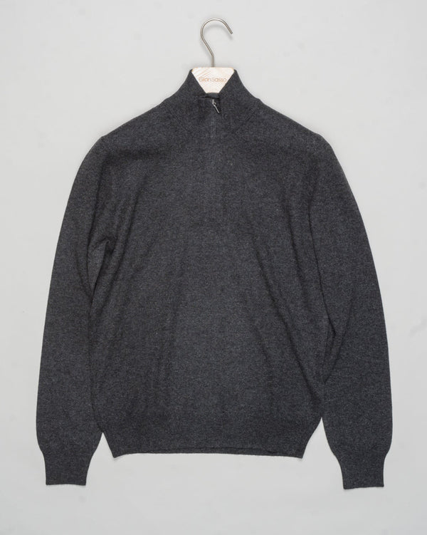 Art. 55126 19690
Col 098 / Antracite
Composition 80% wo 10% ws 10%vi
12 gauge
Made in Italy Gran Sasso Wool &amp; Cashmere Half-Zip / Anthracite