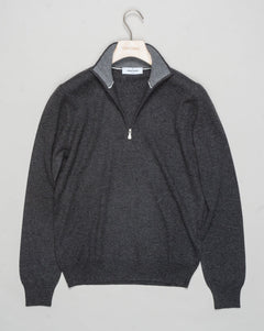Art. 55126 19690
Col 098 / Antracite
Composition 80% wo 10% ws 10%vi
12 gauge
Made in Italy Gran Sasso Wool &amp; Cashmere Half-Zip / Anthracite