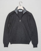 Art. 55126 19690
Col 098 / Antracite
Composition 80% wo 10% ws 10%vi
12 gauge
Made in Italy Gran Sasso Wool & Cashmere Half-Zip / Anthracite