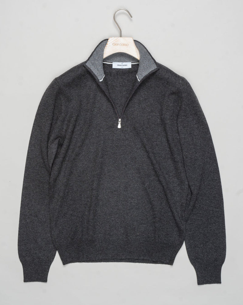 Art. 55126 19690
Col 098 / Antracite
Composition 80% wo 10% ws 10%vi
12 gauge
Made in Italy Gran Sasso Wool &amp; Cashmere Half-Zip / Anthracite