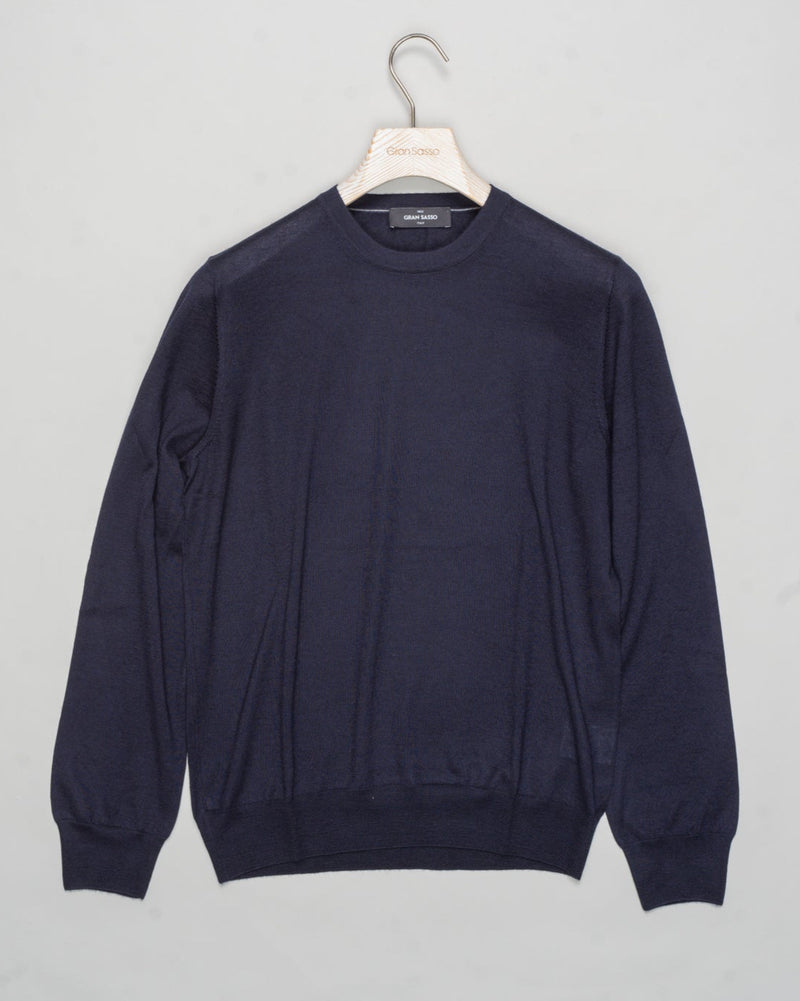 Art. 43167/15390
Col 598 / Navy
Composition 70%ws, 30%se
Made in Italy Gran Sasso Cashmere &amp; Silk Crewneck / Navy