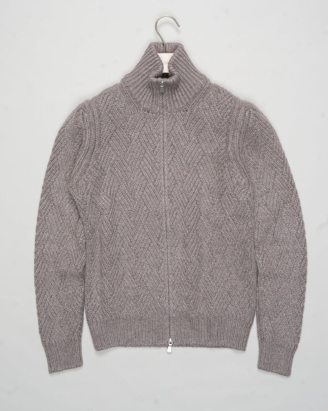 Art. 10155 15554
Col. 039 / Light Brown
Composition 100% ws
Made in Italy Gran Sasso Cashmere Basketweave Full-Zip Jacket / Light Brown