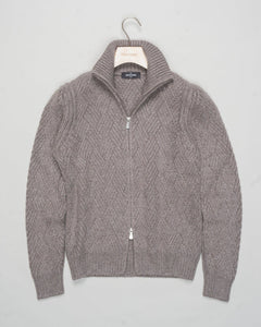 Art. 10155 15554
Col. 039 / Light Brown
Composition 100% ws
Made in Italy Gran Sasso Cashmere Basketweave Full-Zip Jacket / Light Brown