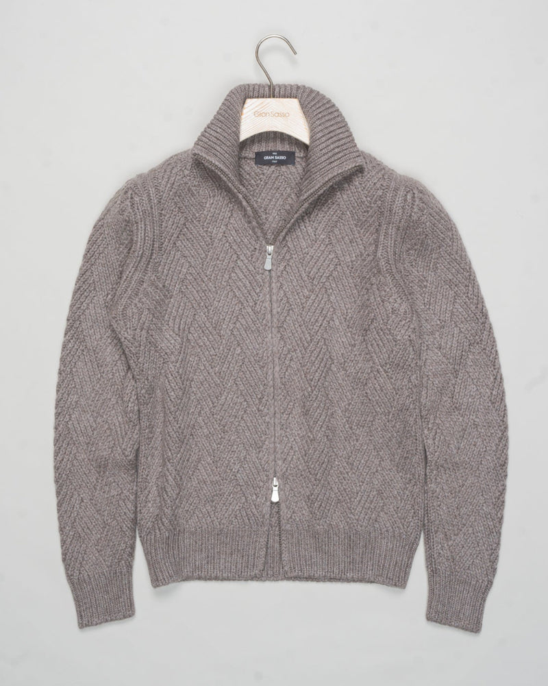 Art. 10155 15554
Col. 039 / Light Brown
Composition 100% ws
Made in Italy Gran Sasso Cashmere Basketweave Full-Zip Jacket / Light Brown