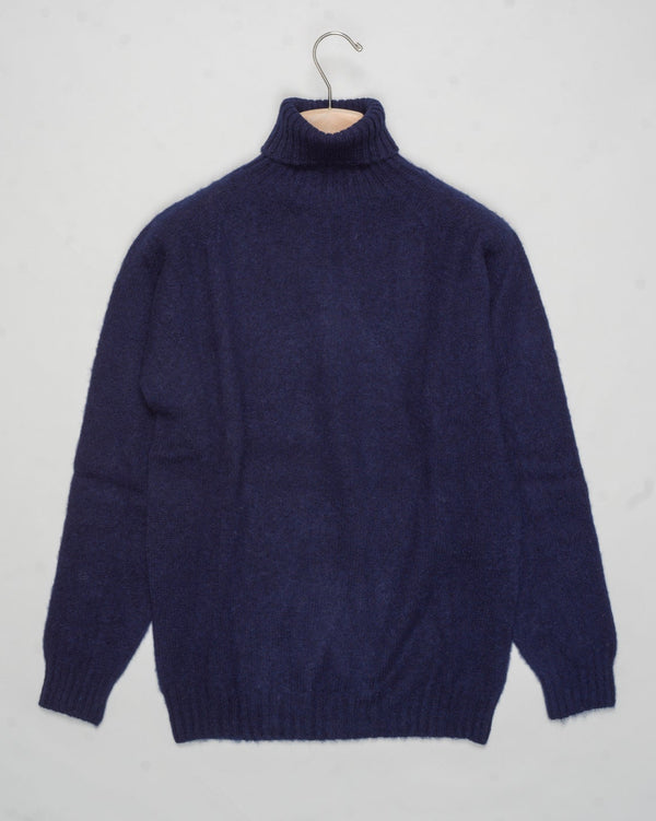 Composition: 100% Pure new wool
Made in Scotland
Article: 3834/5 Shaggy
Color: Navy Harley of Scotland Shaggy Roll Neck / Navy